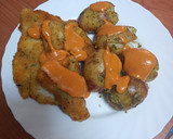 Foto del paso 8 de la receta: Merluza frita con papas asadas y mojo de pimiento y tomate seco