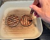 Φωτογραφία βήματος 3 της συνταγής 👨‍🍳 Μπιφτέκια στο Σχαροτηγάνι με Ψητά Ντοματάκια & Κρεμμύδια