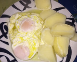 Foto del paso 4 de la receta: Revuelto de patatas con huevos fritos