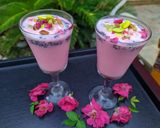 A picture of step 3 of Rose ice cream shake.