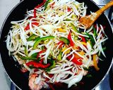 รูปขั้นตอนการทำที่ 3 ของ ผัดหมี่สิงคโปร์  Stir fry Singapore Noodles