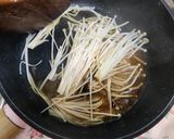 金針菇炒泡麵的食譜步驟1照片