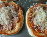Foto langkah ke 5 dari resep Pizza mini homemade tanpa telur.