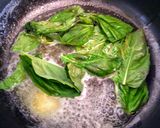 Foto del paso 3 de la receta: Huevo en nido de papas a la crema de albahaca!
