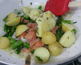 Foto del paso 7 de la receta: Ensalada tibia veraniega con espárragos y salmón para cena ligera