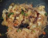 Foto langkah ke 4 dari resep Bihun Goreng ala Koko Kuliner.