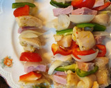 Foto del paso 4 de la receta: Brochettes de pollo con mostaza, miel, papas rústicas, ensalada