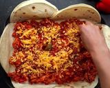Foto del paso 4 de la receta: Quesadilla rellena de pollo