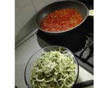 Foto del passaggio 2 della ricetta Spaghetti di zucchine con sughetto di pomodorini freschi