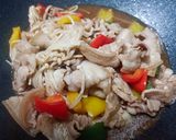 รูปขั้นตอนการทำที่ 3 ของ หมูสามชั้นผัดพริกหวาน