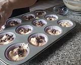 Foto del paso 12 de la receta: Cupcakes de pera relleno de bombón