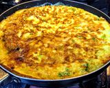 Foto del paso 2 de la receta: TORTILLA Española 🍲con Txistorra y Cebolla larga...!😜