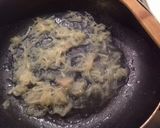Foto del passaggio 2 della ricetta Bigoli al radicchio, con crema di gorgonzola, polvere di liquirizia e lamelle di mandorle tostate