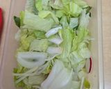 Foto del paso 1 de la receta: Tortilla de lechuga y hojas de rabanito 🥬 Receta de doble aprovechamiento ♻️