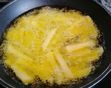 Foto del paso 1 de la receta: Huevos rotos con gulas y langostinos