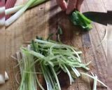 A picture of step 2 of Perfect curled spring onions for garnish.