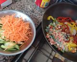 Foto del paso 2 de la receta: Fideos de arroz salteados con vegetales
