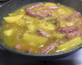 Foto del paso 3 de la receta: Salchichas de pollo con patatas borrachitas
