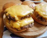 Foto langkah ke 5 dari resep Double Cheese Burger Pedas / 매콤 더블 치즈버거 (Tren Korea).