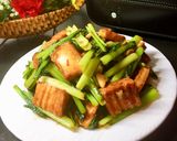 Hình bước làm 2 của món Đậu hủ xào cải ngọt sốt tương.