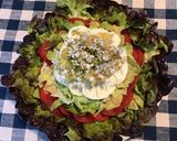 Une image de l'étape 11 de Salade feuille de chêne rouge aux tomates roses,mozzarella di buffala et fleurs d ail triquetre.