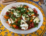Une image de l'étape 10 de Salade de tomates cerises bicolores à la mozzarella, persil et crème de balsamique.