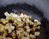 Foto langkah ke 4 dari resep Popcorn manis sederhana.