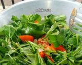 Foto langkah ke 3 dari resep Tumis sayur kangkung bakso saos tiram rumahan sedap.