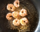 Foto del paso 2 de la receta: Pasta con langostinos 🍤 al ajillo 🧄