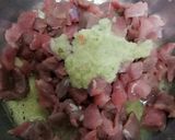 A picture of step 1 of Beef khaosuey.
