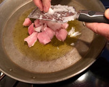Foto del paso 2 de la receta: Fideuá en pareja 💏(papa👨‍🍳cocinando👨‍🍳y yo de pinche 👩🏻‍🍳🤳)