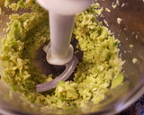 Foto del paso 3 de la receta: Crema de calabacín con aguacate y cacahuetes