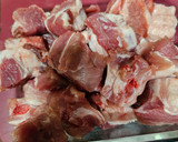 Foto del paso 1 de la receta: Arroz con costillas adobadas con chimichurri, habitas, papada y tocineta