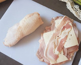 Foto del paso 3 de la receta: Pollo relleno de jamón, bacon y queso