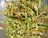 Hình bước làm 2 của món Đọt choại xào hành tây chay