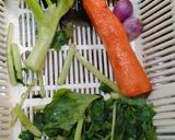 Foto langkah ke 1 dari resep Sayur Bening Bayam Wortel.