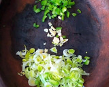 Foto del paso 2 de la receta: Tajine de habas tiernas con jureles blancos