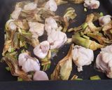 Foto del paso 2 de la receta Arroz integral con rape, ajetes y alcachofas (para vagos)