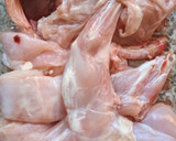 Foto del paso 1 de la receta: Conejo guisado al ajillo con calabacín