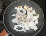 Hình bước làm 2 của món Mực Lá Xào Bầu
