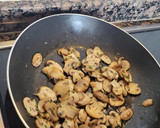 Foto del paso 4 de la receta: Hojaldres de champiñones, atún huevo queso aceitunas