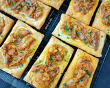Foto del paso 8 de la receta: Tostadas de hojaldre con cebolla, atún y arenque en salsa de tomate
