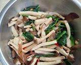 รูปขั้นตอนการทำที่ 3 ของ ยำเห็ดออรินจิ