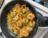Foto del paso 4 de la receta: Camarones al ajillo acompañado de yuca
