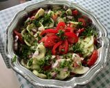 Une image de l'étape 13 de Salade de tomates et concombre à l’oignon rouge et persil.