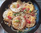 Foto langkah ke 3 dari resep Telur ceplok saus Inggris/ Fried eggs with worcesteshire sauce.