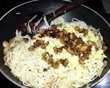 A picture of step 3 of Egg chicken chowmein.