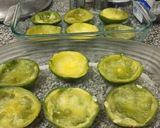 Foto del paso 4 de la receta: Zapallitos rellenos de carne con salsa blanca y roja gratinados