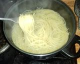 Foto del paso 2 de la receta: Espagueti rojo, con salchicha y tocino