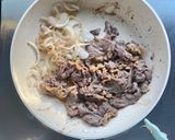 รูปขั้นตอนการทำที่ 3 ของ ข้าวหน้าเนื้อสไลด์ไข่ดาวน้ำ 🍳🍚
